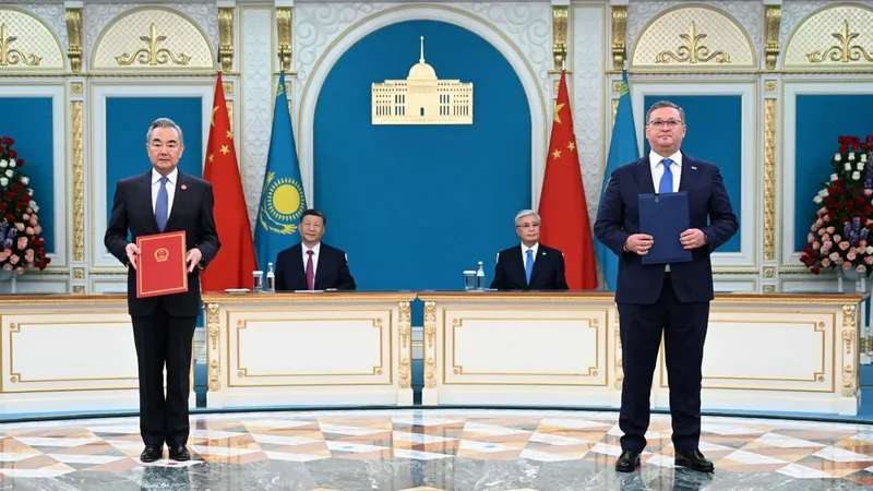 Тоқаев пен Си Цзиньпин жүргізген келіссөздер нәтижесінде 24 құжатқа қол қойылды